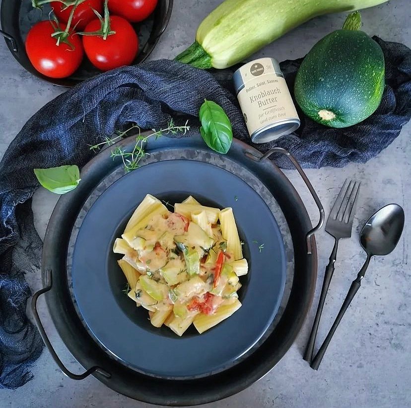 Guten Abend ihr Lieben! 🥰 
Wie könnte man die Woche besser abschließen, als mit einem legendären PastaGericht??? 🍝😋
Wir feiern @bella.cooks.n.travels Kreation mega!😍😍
Das Rezept findet ihr auf ihrem Blog -
Schaut gern mal rein! ☺️

#tantetomate #würzen #spice #gewürze #echtlecker #eeeeeats #tasty #love #instafood #healthy #yummy #veggie #vegan #recipe #lecker #essen #food #foodlovers #foodaholic #recipeoftheday #happy #grill #meatbbqlovers #foodstagram #delicious #dinner #lunch #cooking #kochen